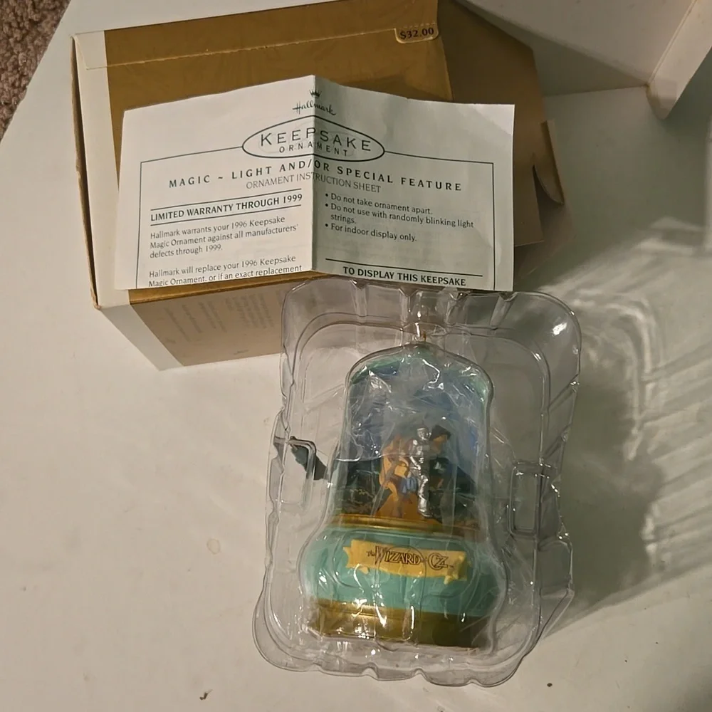 New Hallmart, Wizard of Oz, singing christmas ornament - Picture 7 of 10